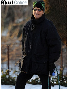Feliz: Michael Douglas brinca com cachorro na neve
