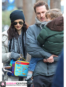 Frio: Rachel Weisz passa tarde com ex e filho