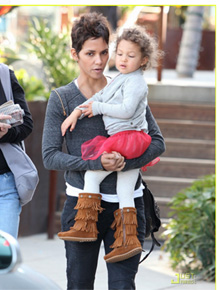Passeio: Filha de Halle Berry usa botas de franja