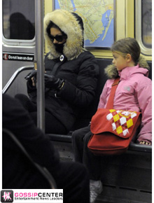 Normal: Catherine Zeta-Jones anda de metrô