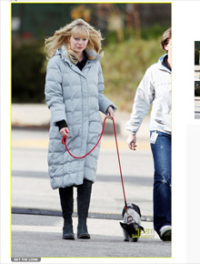 Descanso: Emma Stone passeia com <i>pet</i>