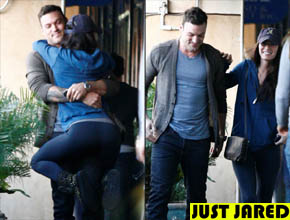Dá colo?: Megan Fox pula em Brian Austin Green