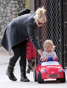 <i>Vrum</i>: Filho de Gwen Stefani anda de carrinho