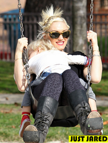 Balanço: Gwen Stefani passeia com Zuma