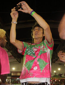 Gringo no samba: Ron Wood curte ensaio da Mangueira