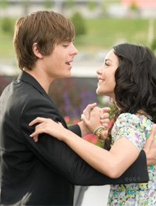 Ioiô: Zac Efron e Hudgens são vistos aos beijos