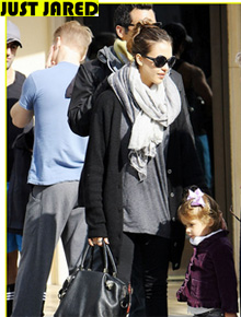 Trio: Jessica Alba toma café com a família