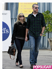 Por aí: Reese Witherspoon passeia com o noivo