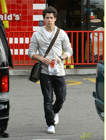 Lanchinho: Nick Jonas vai ao <i> McDonald´s</i>