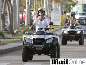 Férias: Simon Cowell passeia de quadriciclo