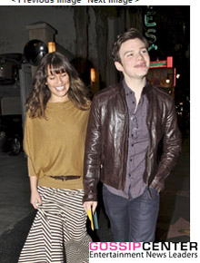 <i>Glee</i>: Lea Michele assiste musical com colega