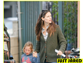 Consulta: Jennifer Garner leva filha ao médico
