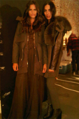 <i>Givenchy</i>: Izabel Goulart posa com Lea T