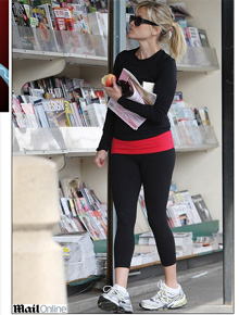 Saudável: Reese Witherspoon come maçã na rua