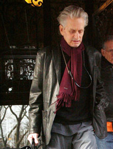 NY: Michael Douglas passeia com Catherine Zeta-Jones