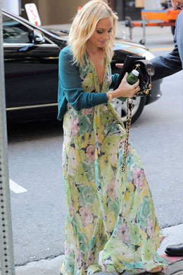 Loira: Nicole Richie clareia os fios