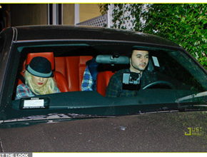 Voltinha: Christina Aguilera testa carro novo