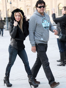 Saltão: Shakira faz compras com o irmão
