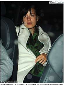 Solitário: Lily Allen exibe anel de noivado