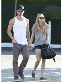 Juntos: Ryan Phillippe caminha com Amanda Seyfried