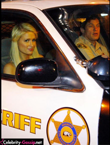 De novo?: Paris Hilton é clicada em carro da polícia