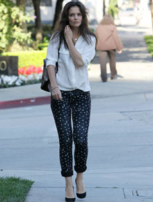 <i>Look</i>: Katie Holmes veste calça de poá