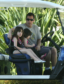 Papai: Adam Sandler dirige carrinho com as filhas