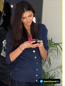 Engraçadinhos: Nina Dobrev grava vídeo com amigos