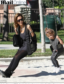 Balanço: Jessica Alba brinca com Honor