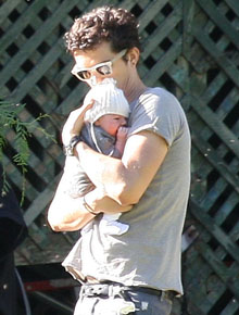 Parque: Orlando Bloom leva seu filho para um passeio