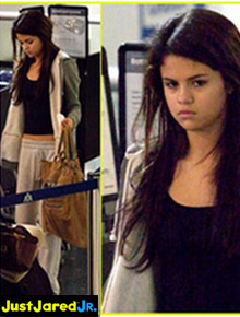 Aeroporto: Selena Gomez é clicada com cara de sono