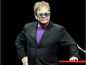 Mesmo?: Elton John diz que ama o cheiro de fralda
