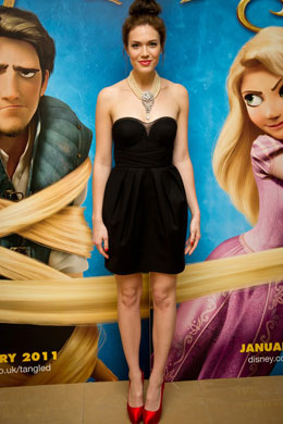 Básica: Mandy Moore usa vestido <i>Paule Ka</i>