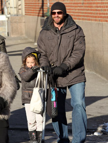 Patinete: Hugh Jackman busca a filha na escola