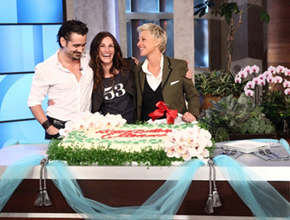 Parabéns: Julia Roberts posa com Ellen DeGeneres