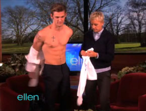 Ellen: Alex Pettyfer fica sem camisa no programa