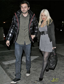 Grudados: Christina Aguilera passeia com namorado