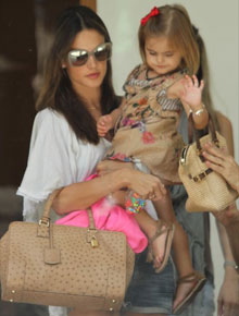 Passeio: Alessandra Ambrósio deixa seu hotel