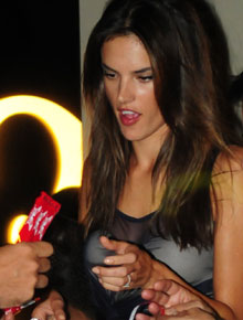 Depois da <i>SPFW</i>: Alessandra Ambrósio vai a festa