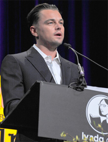 Festival: Leonardo DiCaprio usa os cabelos para trás