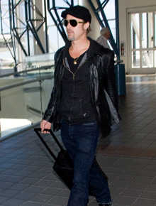 Aeroporto: Brad Pitt é clicado com jaqueta de couro