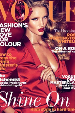 <i>Lady Red</i>: Rosie Huntington posa para a <i>Vogue UK</i>