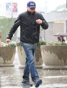 <i>Chove chuva</i>: Leonardo DiCaprio tenta se proteger