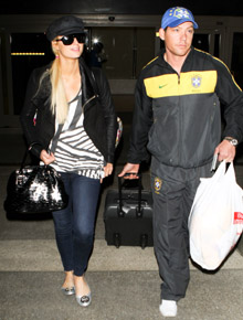 Brasil: Namorado de Paris Hilton usa jaqueta e boné do país