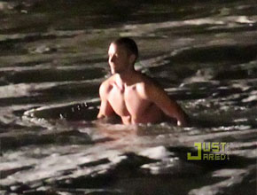Uau!: Justin Timberlake nada sem camisa