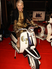 <i>Première</i>: Helen Mirren sobe em moto
