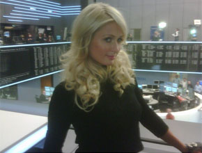 Viajante: Paris Hilton divulga produto na Alemanha