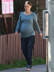 Mamãe: Natalie Portman exibe barrigão em blusa apertada
