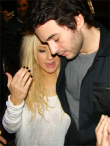 <i>Bye, Brasil</i>: Christina Aguilera embarca com o <i>affair</i>