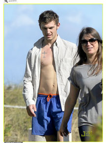 Descanso: Alex Pettyfer mostra tanquinho na praia